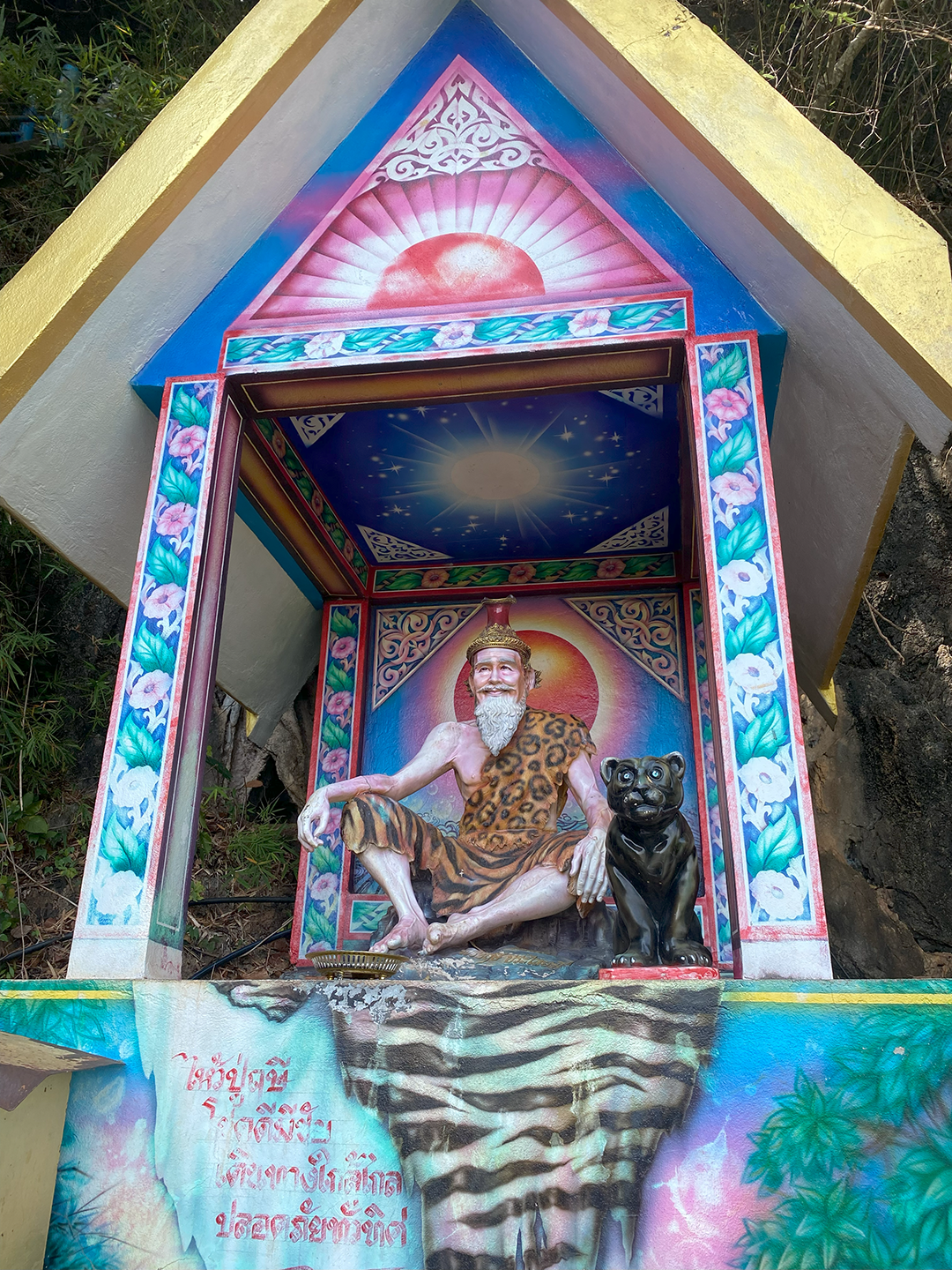 Ruesi statue under a small pavilion with a tiger next to him